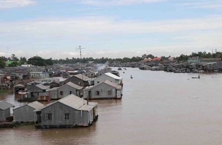 People living in Tien River use river water that is untreated for daily activities and drinkin (Photo: SGGP)